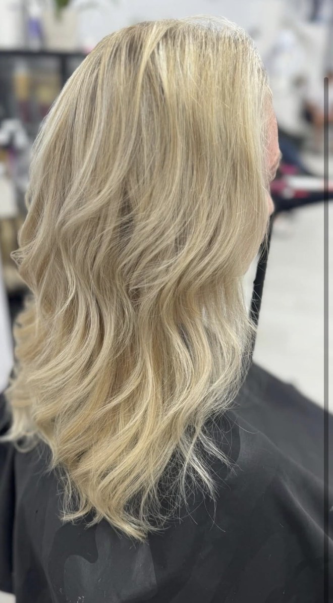Bright creamy blonde waves